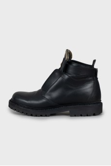 Leather boots with gold logo