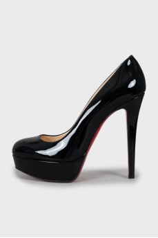 Patent leather shoes with tag
