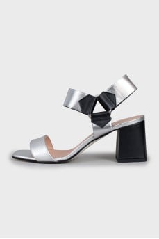Leather sandals with contrasting heels