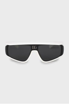 Sunglasses with removable curtain