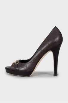 Leather shoes with embossed sole and tag
