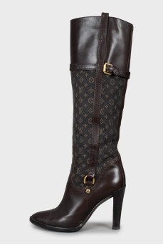 Leather boots with brand logo
