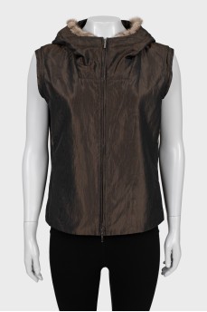 Fitted vest with fur on the hood
