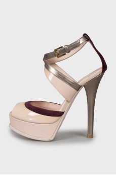 Patent leather sandals with suede insert