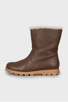 Insulated boots with embroidered logo