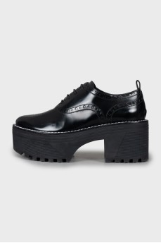 Leather brogues with a ribbed sole