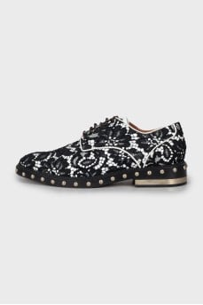 Derby shoes decorated with lace