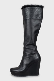 Warm boots with embossed print