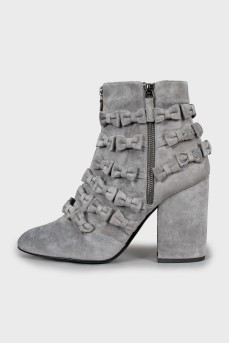 Suede ankle boots decorated with bows