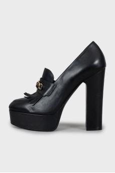 Leather shoes decorated with fringe