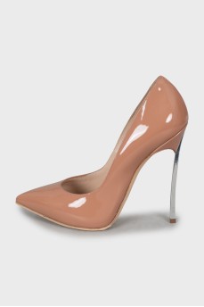Patent leather shoes with metal heels