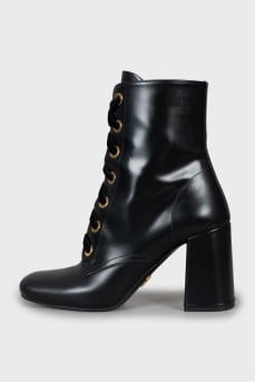 Lace-up ankle boots with square toe