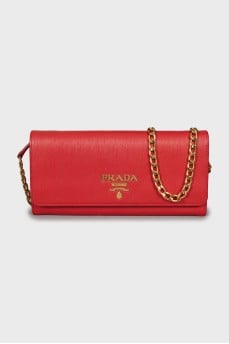 Crossbody bag with gold chain