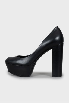 Leather shoes with square toe