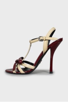 Patent leather sandals with bow