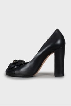 Leather shoes with branded decor