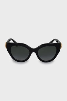 Sunglasses with gold logo on temples
