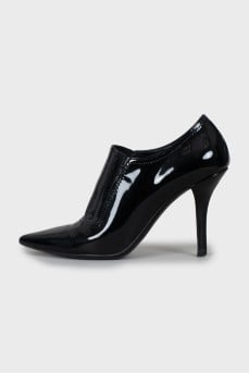 Patent leather ankle boots with pointed toe