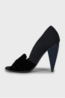 Black shoes with velour bow