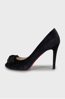 Suede shoes decorated with a bow