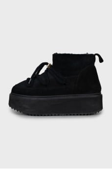 Insulated suede ugg boots with laces