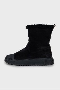 Insulated boots with logo on the toes