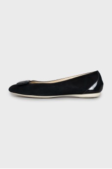 Suede ballet flats decorated with a bow