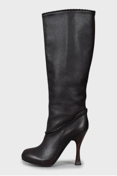 Leather boots with a figured heel
