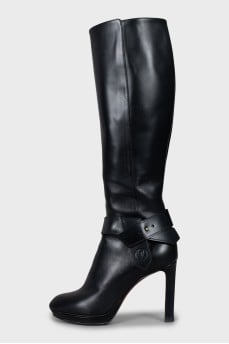 Leather boots decorated with a strap
