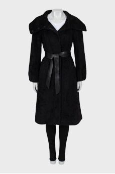 Fitted coat with voluminous sleeves