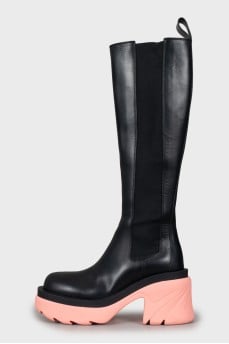 Leather boots with contrasting soles