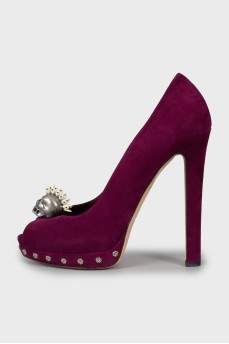 Suede shoes decorated with a skull