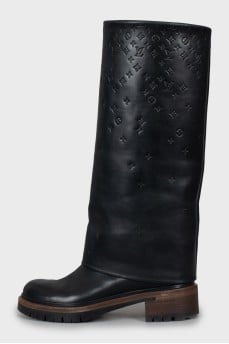 Leather boots with embossed print