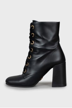 Leather ankle boots with velvet laces