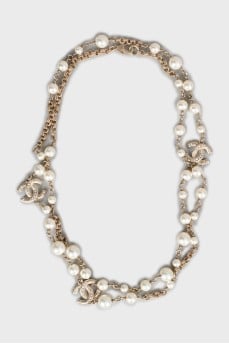 Necklace with artificial pearls