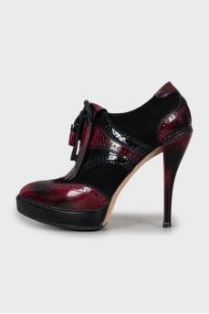 Ankle boots decorated with perforation and fringe