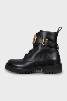 Leather boots with massive logo