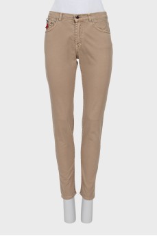 Men's beige skinny jeans with keychain