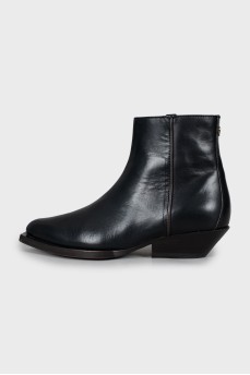 Leather cossacks with a zipper