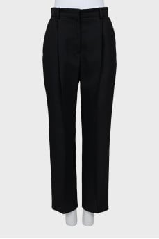 Woolen tapered trousers with creases