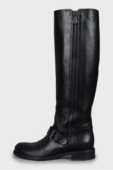 Leather boots decorated with a strap