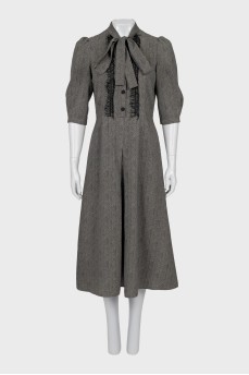 Dress with a small print and a tie