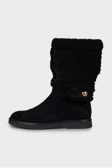 Insulated boots with gold fittings