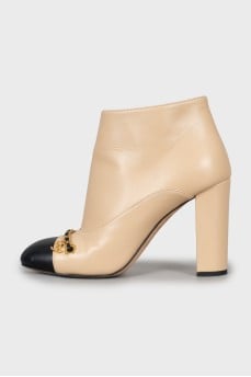 Leather ankle boots decorated with chain