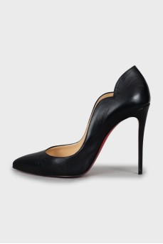 Black high heel pumps