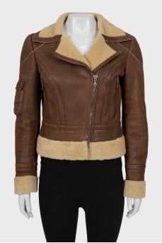 Short sheepskin coat made of leather and wool