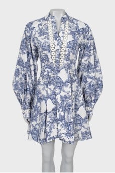 Fitted dress with sleeve decoration