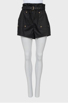 Fitted shorts with tag