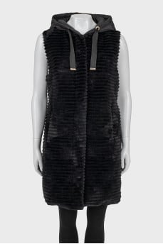 Black vest decorated with eco-fur