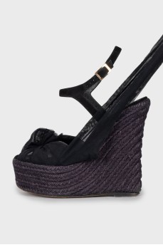 Wedge sandals decorated with mesh
